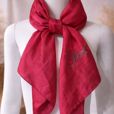 Carré de soie Guess